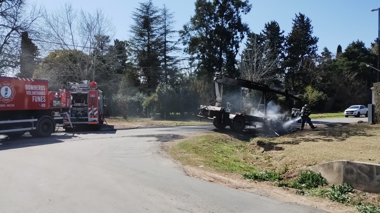 Impactante: se prendió fuego un camión a metros del barrio San Marino